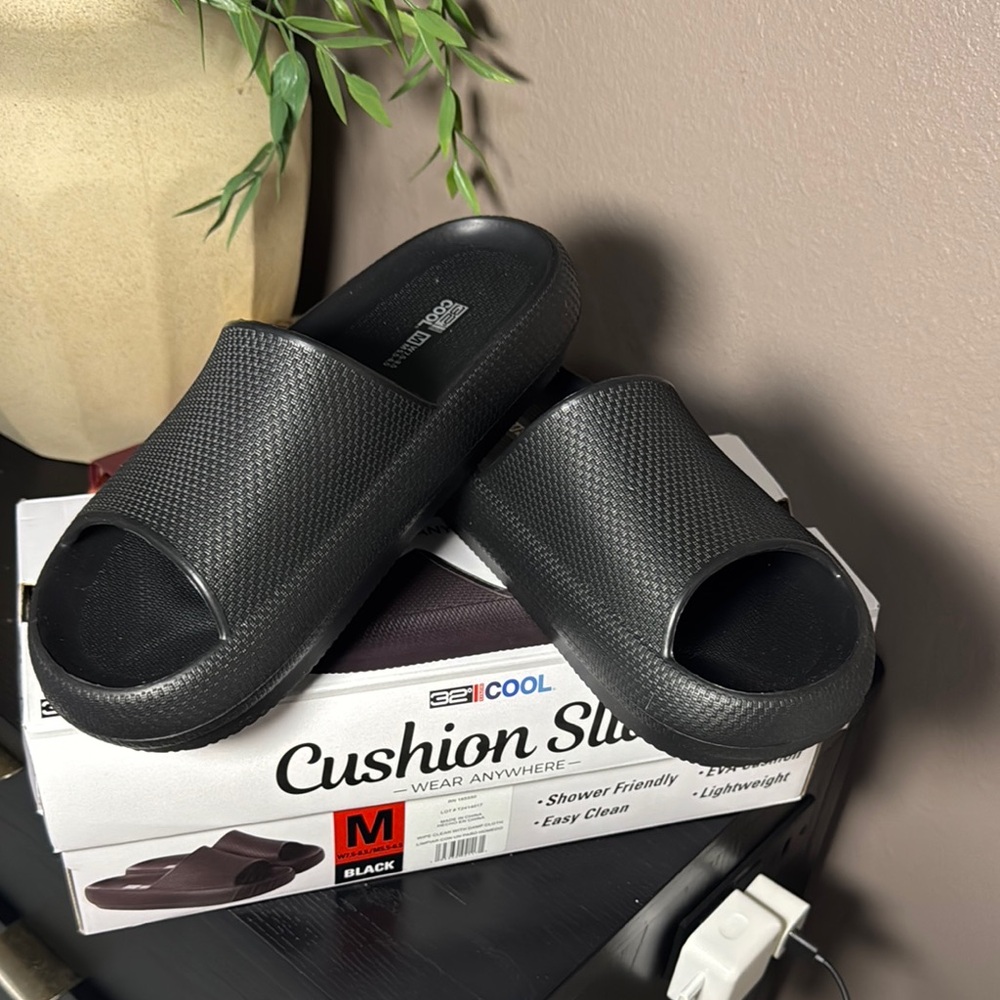 32 Degrees Black Sandals with Platform Sole